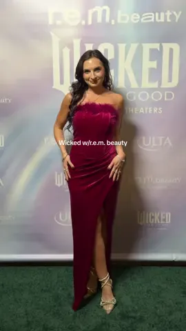 One more transition bc was last night even real? - Ariana is literally perfect @Wicked: For Good @r.e.m. beauty  #wickedmovie #rembeauty #arianagrandemakeup #wickedpremiere #softglammakeup 