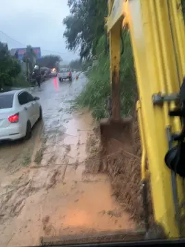 Tình hình cứ mưa như này thì dọn đường cho bà con xuyên ngày xuyên đêm