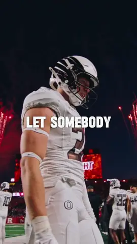 Slow grind. Big dreams. 💚💛🦆 ‘Don’t ever let somebody tell you you can’t do something… you want something, go get it. Period.’ This Oregon Ducks team is built on belief, work, and chasing something bigger. #GoDucks #OregonFootball #Motivation #capcut #CollegeFootball 