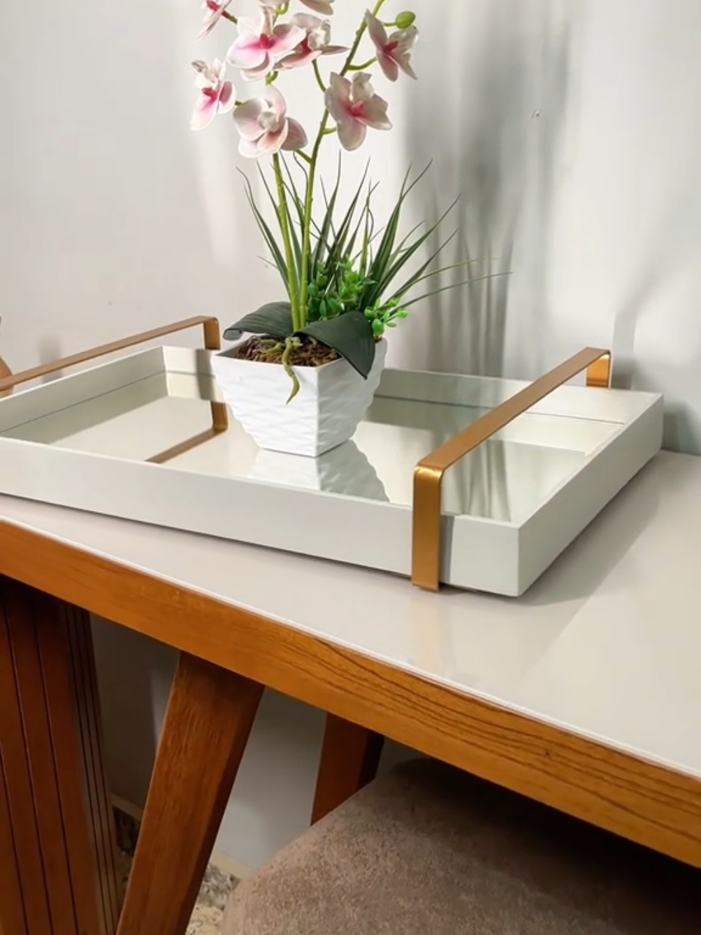 Bandeja Espelhada Off White Laqueada Com Alças Para Sala de Estar e Jantar Se interessou? Link nos comentários . . . . #enxovaldecasanova #casa #organizacao #promoçõesdodia 