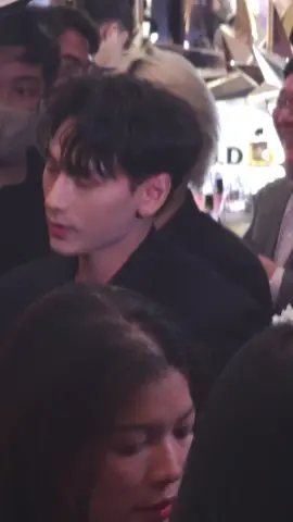 Cận cảnh anh Isaac tặng card bo góc cho tất cả mọi người tham gia sự kiện  ❤️ #isaac #franckmuller 