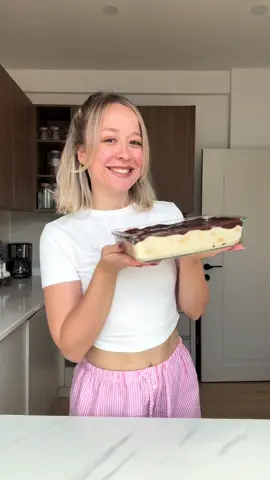 Yalancı Profiterol  Bugün bu tatlıyı ablam için yaptım… Hamilelik istekleri başladı bile🤍 Ben ise şimdiden teyze modunu açtım😍 Malzemeler 	•	1 litre süt 	•	Yarım su bardağı un 	•	Yarım su bardağı nişasta 	•	1 su bardağı şeker 	•	2 yumurta sarısı 	•	1 paket krem şanti 	•	2 paket kedi dili Sosu için 	•	1 paket çikolata sos 	•	2 su bardağı süt ⸻ Yapılışı Süt, un, nişasta, şeker ve yumurta sarılarını bir kapta güzelce çırpın. Ocağa alıp kıvam alana kadar sürekli karıştırarak pişirin. Krema piştikten sonra oda sıcaklığında biraz ılıtın ve buzdolabında soğuması biraz dinlendirin.  Soğuyan kremanın üzerine krem şantiyi ve 1 su bardağı sütü ekleyip blender ile pürüzsüz bir kıvam alana kadar çırpın. Kedi dillerini küçük küçük parçalayın ve kremanın içine ekleyip karıştırın. Hazırladığınız karışımı bir kaseye ya da borcama alın. Üzerine soğumuş çikolata sosunu dökün. Dolapta birkaç saat dinlendirdikten sonra servis edebilirsiniz. Kaşık kaşık mutluluk! 🤎 #profiterol #dessert #tatlitarifleri #sisters 