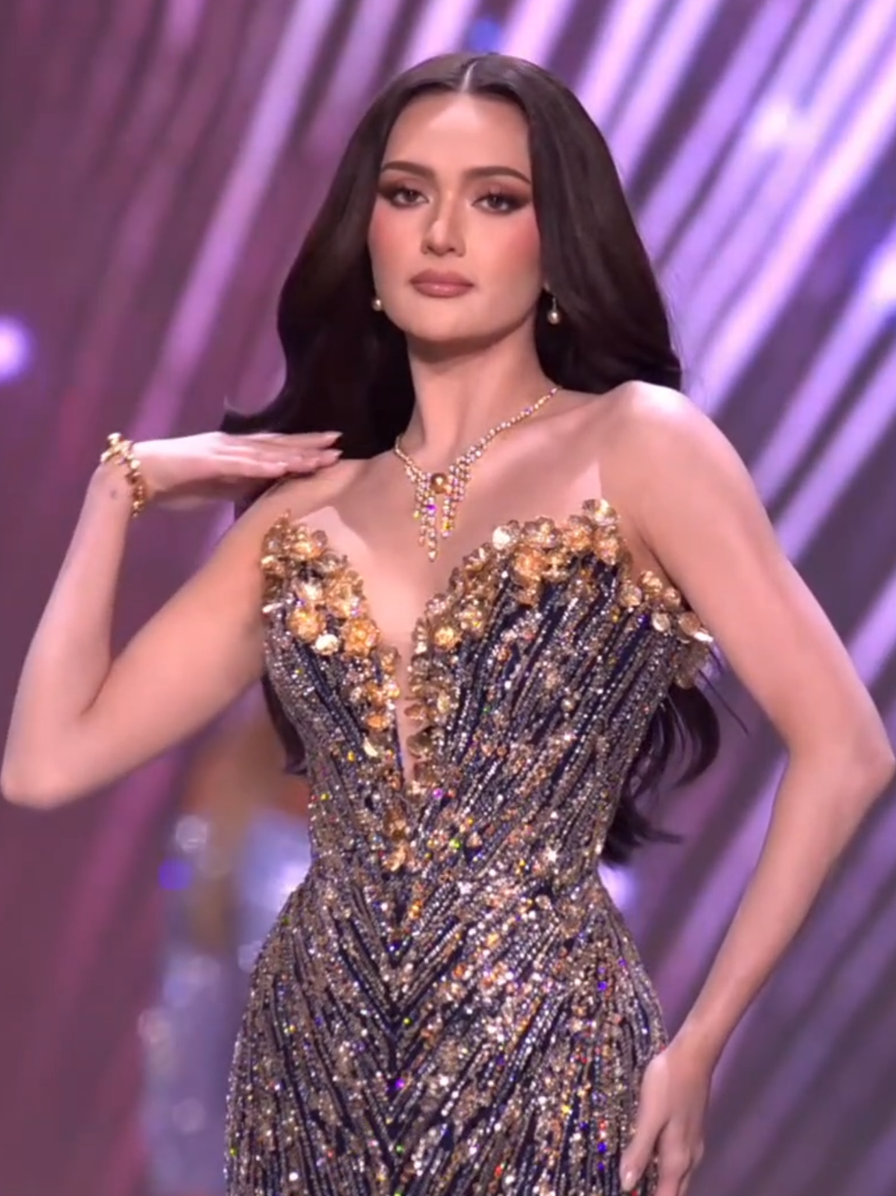 MONYEKAAAA, ATHISA MANALO NG PILIPINAS!!! 🇵🇭💫👑 AMOY 5TH CROWN NA! ✨ Evening Gown Preliminary at the 74th Miss Universe in Thailand! 💕 @manalomaahtisa @Miss Universe @Miss Universe Philippines  #MissUniverse #MissUniversePhilippines2025  #AhtisaManalo   #AHTI5A   #fyp 