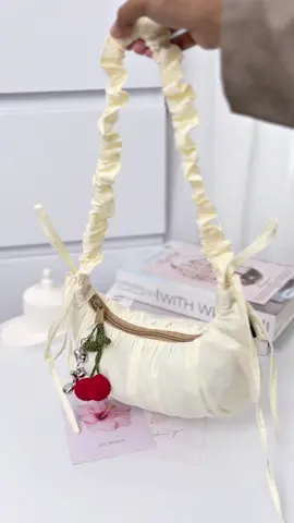 What’s in my bag Sora bag ivory #lst #sora #soraslingbag #slingbag #handbagstyle 