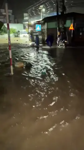 Ở nhà thì nước dâng cao, còn mình kẹt lại Nha Trang 😭 Mong mn bình an #dienkhanhkhanhhoa 