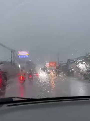 Pembersih jamur kaca mobil menghilangkan minyak di kaca sehingga kinclong