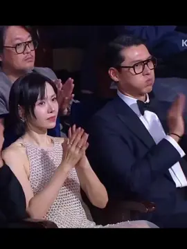 Khoảnh khắc 2 anh chị Hyun Bin và Son-Yejin  lên nhận giải Diễn viên được yêu thích nhất tại Lễ trao giải Điện ảnh Rồng Xanh lần thứ 46. Phát biểu nhận giải của Ye-jin: 