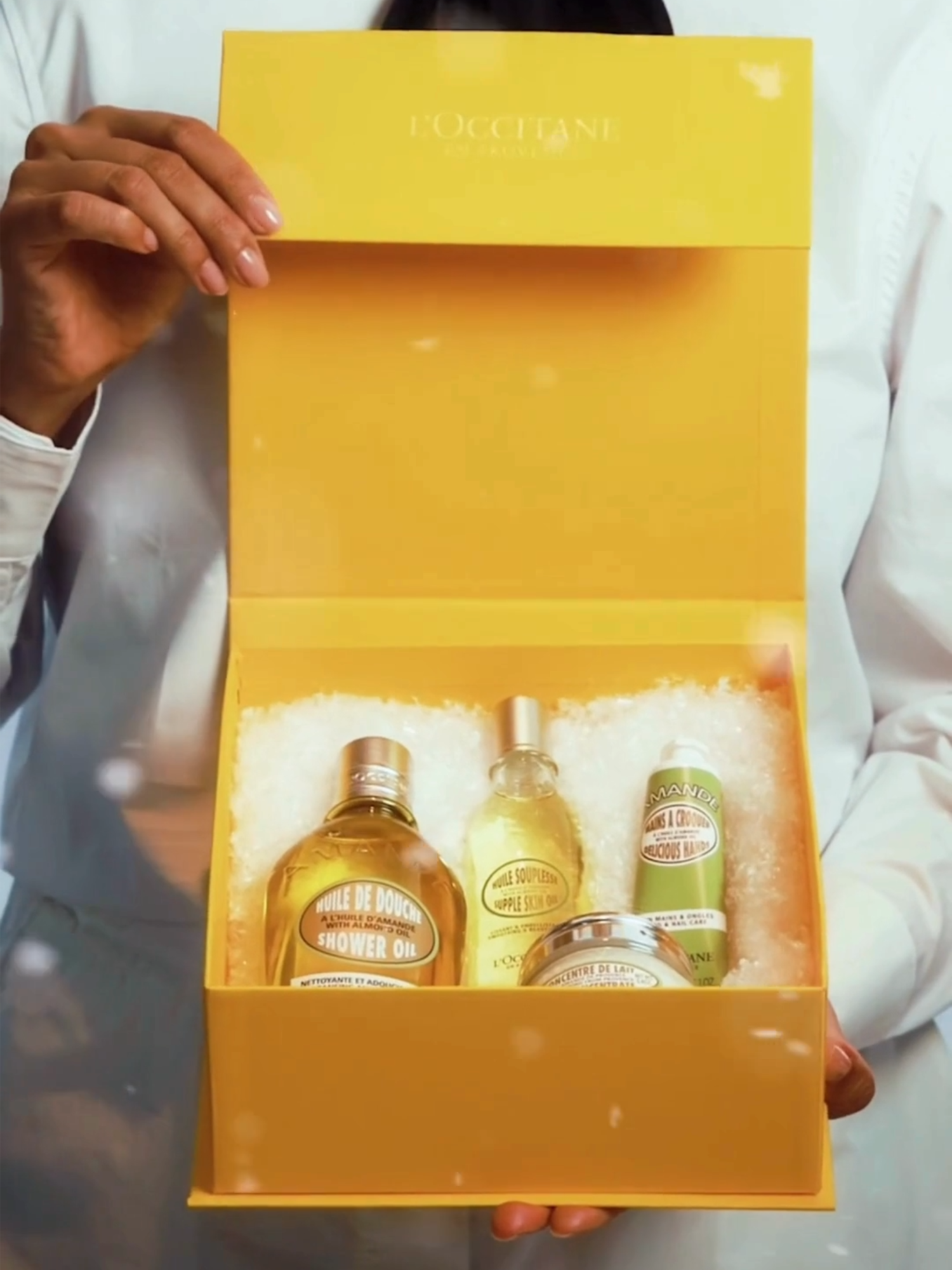 Gifted straight from the almond groves of Provence. Enjoy a luxurious ritual that softens, smooths, and envelops skin in the delicate scent of fresh almond.🌰❄️