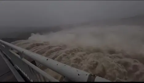 Nghe tiếng hú mà thấy đứt gan đứt ruột ,Những tiếng khóc trong đêm...Trong hàng nghìn người chìm trong biển nước . Trời ơi ,1 đêm kinh khủng với người dân Phú Yên . Không biết bao nhiêu người trụ nổi nữa ???  Nhà cửa ngập hết rồi còn đâu ,ở xa chỉ biết hướng về MÁ và CON về Phú Yên quê mình... Mưa chưa dừng ,đập vẫn xả , nước dâng từng giờ .  Giờ mà mưa tới mai nữa thôi Phú Yên chúng con ko còn gì !!!   Cầu trời đừng mưa nửa 😭😭😭#xuhuongtiktok #Love #tiktoklive #lulut #phuyen 