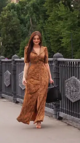 يا هلا بهل طول يا ميت هلا يا فضاة الحب احنه ب مشكله كتله احبك كالي وين الدليل كتله رعشت ايدي والجسم النحيل كلي لا تخدعني بل غزل الجميل كتله للدكتور نمشي ونسئله يا هلا ويا هلا يا هلا وميت هلا #كاظم_الساهر #قيصر_الحب_الرومانسية #نزار_قباني #انوثه_طاغيه 