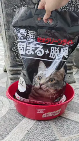 Cát đất sét đi ỉa cho mèo, cát nhật đen vón cục tốt khử mùi hiệu quả #mèo #cátmèo #catvesinhchomeo #catvesinh #mooncat @Cái Gì Cũng Bán @Cái Gì Cũng Bán @Cái Gì Cũng Bán 