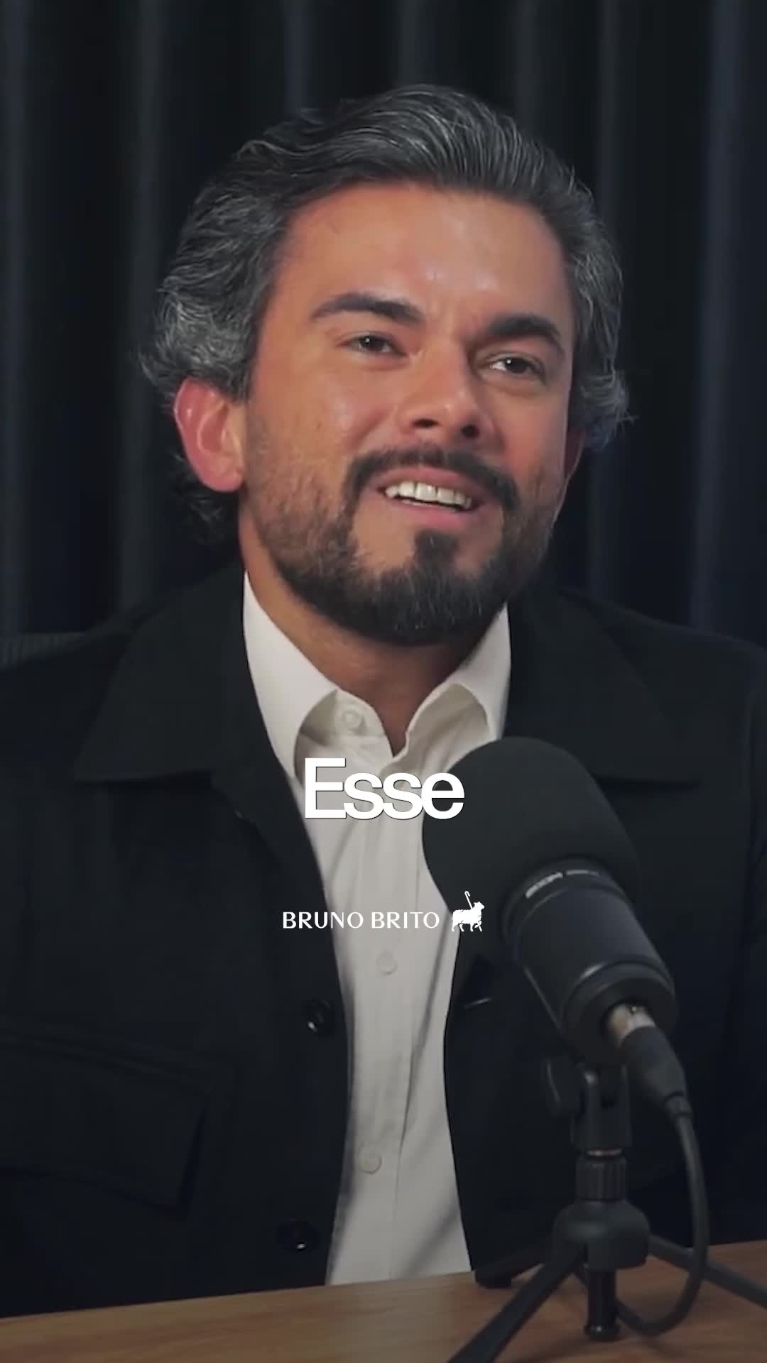 “Eu te amo” é muito vazio quando é só discurso. Amor que não age, não é amor, é intenção. Dizer “eu te amo” sem estar disposto a se doar, a servir, a renunciar, a sustentar…que amor é esse? O amor verdadeiro não se prova no que é dito, mas no que é feito. Não está nos lábios, está nas atitudes. Jesus não apenas disse que nos amava, Ele entregou a própria vida. Esse é o padrão. Esse é o nível. Esse é o amor que transforma. Se o “eu te amo” não vem acompanhado de presença, de cuidado, de responsabilidade, de entrega… então é só som, não é sentimento. Amor é decisão. Amor é atitude. Amor é escolha diária. #BispoBrunoBrito #AmorVerdadeiro #Atitude #Renúncia #AmorQueTransforma #VerdadeQueConfronta #FéPrática