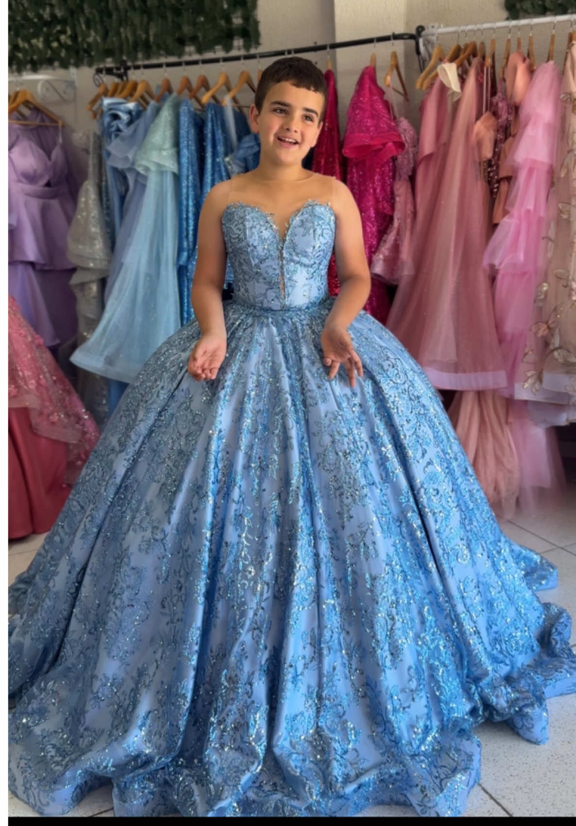 ✨ Ser filho de costureira é crescer rodeado de glitter, descobrir que existem dezenas de tons de azul e rosa, e ainda virar manequim vivo sempre que aparece alguém do seu tamanho. É um universo à parte; e só quem vive sabe. 😅✨ 👉 Quem aí também se identifica?