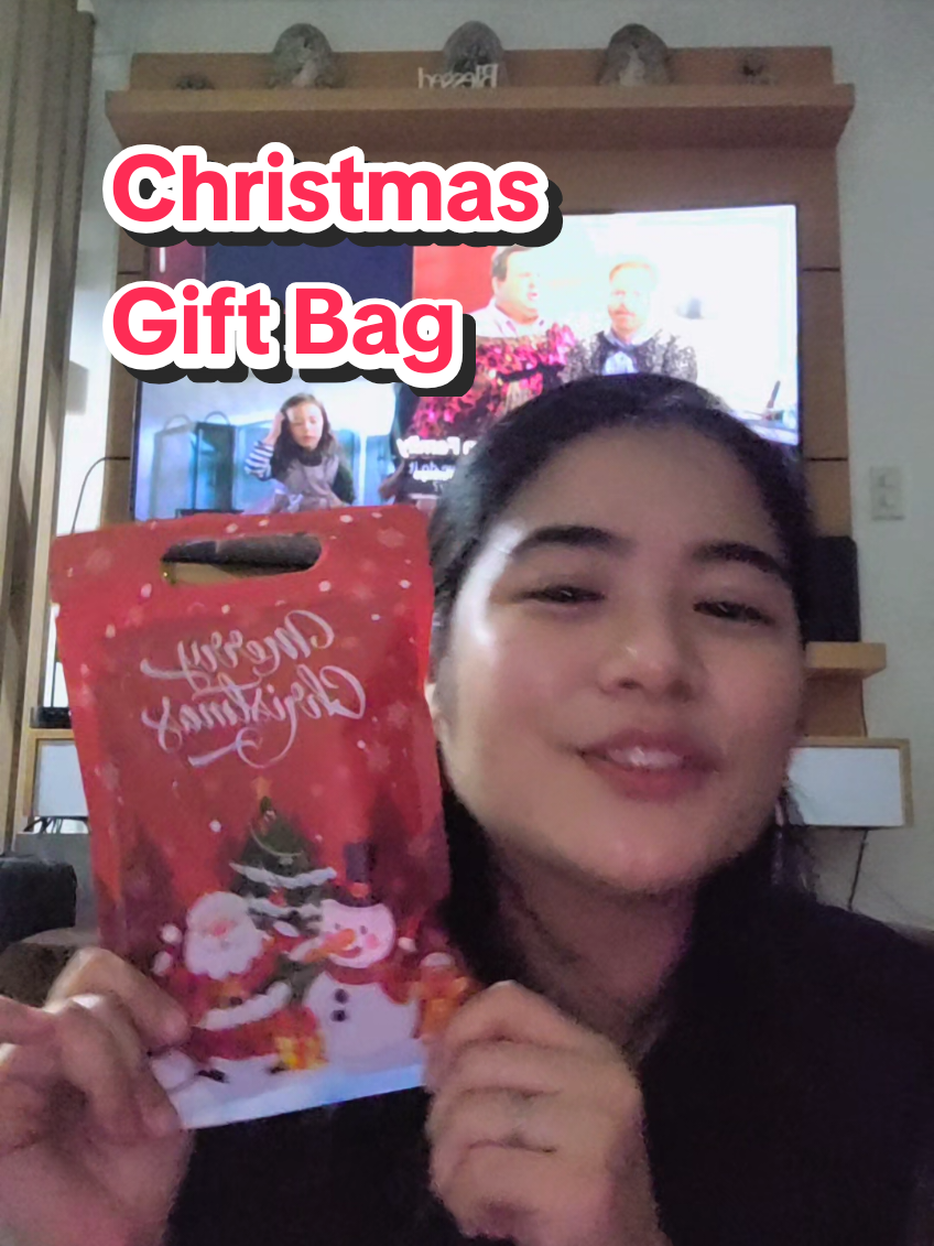Christmas Gift Bag 🎁 Christmas gift idea for less than 5 hundred. .. .. .. .. #christmasgiftideas #christmaslootbags #koreanmaskpack #benchcologne #pulloutcardholder 