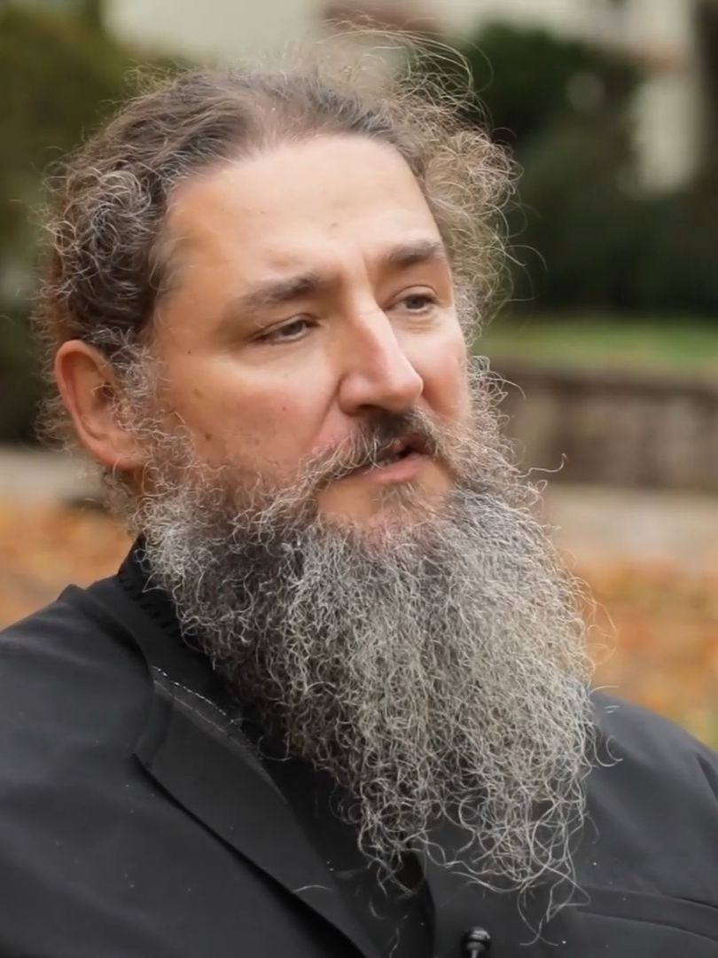 „Atunci te trezești plin de tine, dar gol de Dumnezeu!” Părintele Pantelimon arată riscurile axării pe sine, vorbind despre masca binelui sub care se ascund multe dintre îndemnurile societății contemporane. „Doar când te afli în comuniune și slujești celorlalți ești unic!” ▶Urmăriți aici ediția integrală: https://tinyurl.com/yx8p9a9m  #credinta #suflet #aproapele #societate #comuniune #SecventeTrinitas #TRINITASTV