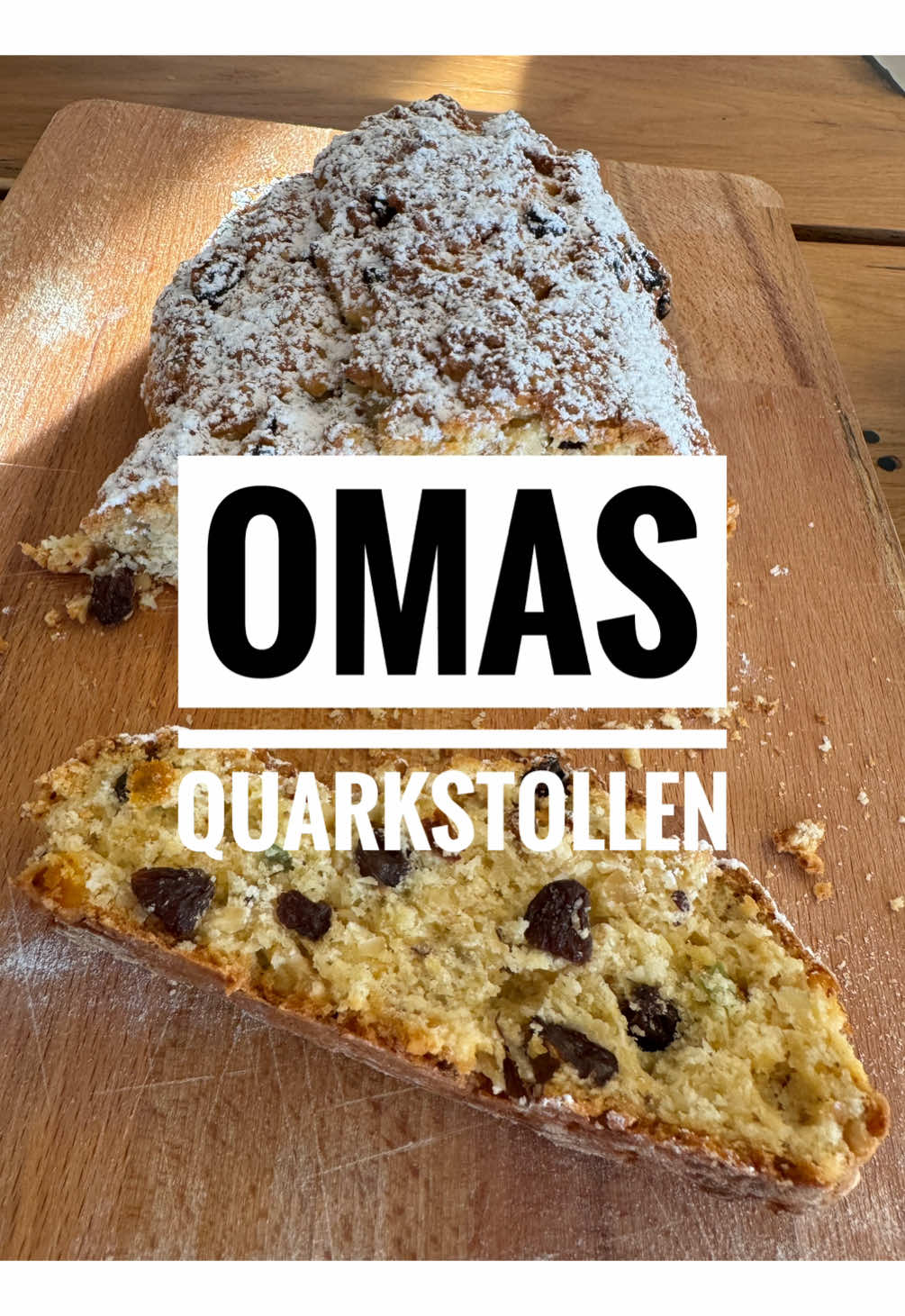 Quarkstollen Zutaten: * 200 g Rosinen * Rum * 200 g Margarine (zimmerwarm) * 200 g Zucker * 200 g Haselnüsse, gehackt * 50 g Zitronat * 50 g Orangeat * 2 Eier * 250 g Magerquark * 500 g Weizenmehl Typ 405 * 1 Pk Backpulver * Margarine zum bestreichen  * Puderzucker zum bestreuen  Zubereitung: 12 h zuvor Rosinen in Rum einweichen. Backofen auf 180 Grad Ober-/ Unterhitze vorheizen. Am Backtag alle Zutaten in eine Schüssel geben und verkneten. Mit der Hand nachkneten. Teig auf die Arbeitsfläche geben und in 2 gleichgroße Stücke teilen. Zu Stollen formen. Mit flüssiger Margarine bestreichen und für ca. 50 Minuten backen. Bitte im Blick behalten, Stollen sollten mittelbesum sein. Erkalten lassen und mit Puderzucker bestreuen. Guten Appetit.