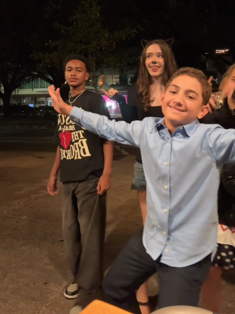 Los chicos de Derry… antes del caos Así están los actores de Welcome to Derry detrás de cámaras: felices, bailando y sin imaginar lo que les espera. En serio, aprovechen ese baile, porque ya entramos en la parte pesada de la historia… #WelcomeToDerry #DetrasDeCamaras #Pennywise #ITSerie #Terror 