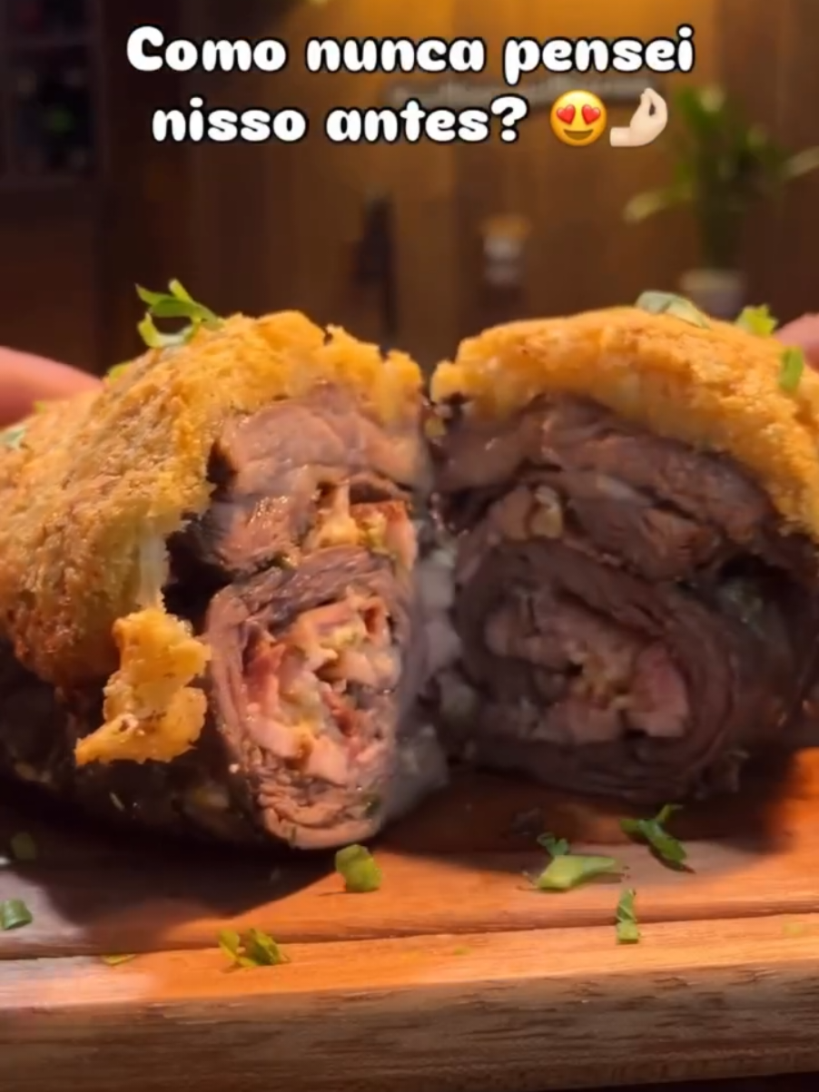 Fraldinha Recheada 🔥🤤 Essa fraldinha recheada com crostinha crocante fica muito boa! 😋 Ingredientes: 👇🏽 Fraldinha Bacon em tiras Queijo minas padrão Salsinha e cebolinha Temperos: Chimichurri, pimenta do reino e sal Preparo: Abra a peça de fraldinha, tempere com sal, pimenta do reino e chimichurri. Recheie com bacon, queijo e cheiro verde e enrole como se fosse um rocambole. Amarre com barbante e leve à airfryer por 30 minutos a 200 graus. (Vire na metade do tempo) Para a crostinha: 👇🏽 100g de parmesão ralado 3 dentes de alho 1 colher de manteiga 2 colheres de farinha de rosca Faça uma pastinha e coloque sobre a carne apertando bem. Volte a airfryer até ficar douradinha. #fyppppppppppppppppppppppp #viral #receitas #fraldinha #receitasfáceis 