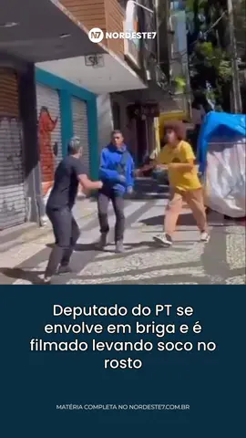 Vídeos que circulam nas redes sociais mostram o deputado estadual Renato Freitas (PT) envolvido em uma briga na rua Vicente Machado, no centro de Curitiba, na manhã desta quarta-feira. As imagens registram o momento em que ele aparece com sangue no rosto após trocar socos com um homem não identificado. A pessoa que filma provoca o deputado dizendo: “Você não é o famosinho?”, antes da agressão. Ainda não há detalhes sobre a causa do confronto nem confirmação de boletim de ocorrência. #Deputado #RenatoFreitas #Curitiba #Briga #Vídeo