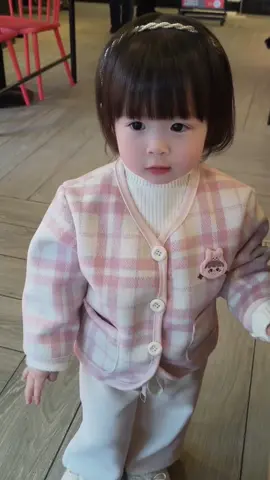 Anh nói tình yêu như biển rộng. Em sống trên núi nên không có học bơi.🤣 #thoitrangtreem #phốiđồđẹp #fyp #babykids #xuhuongtiktok 