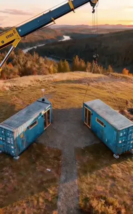 4 Abandoned Shipping Containers → 204㎡ Lakeview Luxury Wilderness Villa! This Renovation Is Pure Genius Can you believe it? 4 dusty, abandoned shipping containers were turned into a 204-square-meter lakeview luxury wilderness villa! Those once-cold steel boxes were assembled into an open-layout space with a triangular gable roof and floor-to-ceiling glass. Perched on a cliff edge, open the door and you’re greeted by a mist-wrapped river and forest-covered mountains—this isn’t just a mobile home; it’s a “top-tier wilderness mansion” packed up and moved here! Turning scrap metal into a view-filled dream house? This renovation is the ultimate “trash-to-luxury” masterpiece! #ShippingContainerRenovation #ContainerHouse #MobileHome #LuxuryWildernessLodge #RenovationMagic