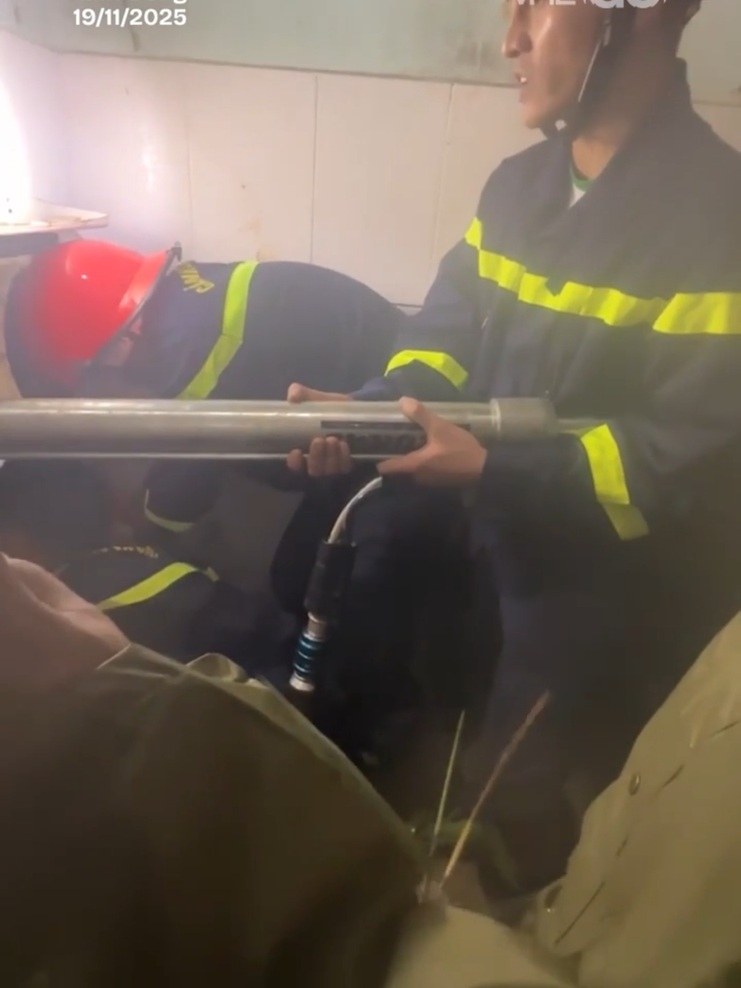 Mưa lớn tối 19/11 gây sạt lở đất, đổ vào căn nhà ở phường Xuân Trường khiến bé gái 8 tuổi bị vùi lấp, lực lượng cứu hộ liên tục động viên em trong lúc giải cứu. #vnexpress #vne #vnego #dalat