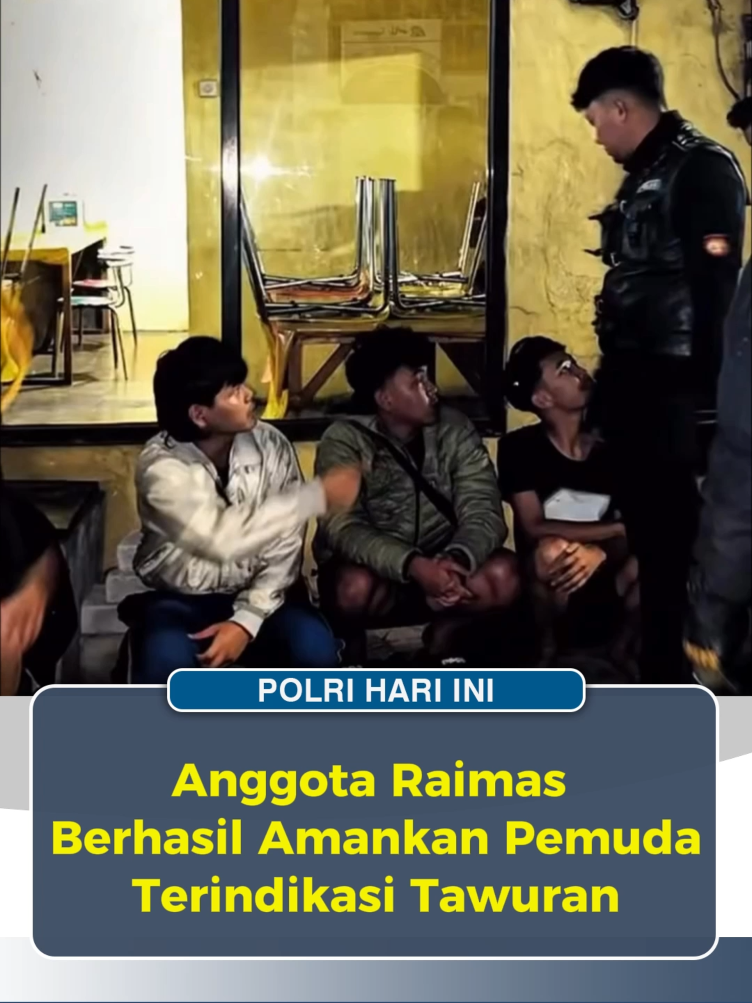 Anggota Raimas Polresta Bogor Kota berhasil mengamankan sekelompok pemuda yang diduga akan melakukan aksi tawuran di wilayah Kota Bogor. Penindakan dilakukan setelah petugas menerima informasi mengenai adanya kelompok remaja yang berkumpul dan bergerak secara mencurigakan. Saat dilakukan pemeriksaan, petugas menemukan sejumlah barang bukti berupa senj4t4 t4j4m yang dibawa oleh para pemuda tersebut. Temuan ini menunjukkan bahwa aksi tawuran tersebut telah direncanakan dan berpotensi menimbulkan kerugian serta membahayakan keselamatan masyarakat. Para pemuda yang diamankan kemudian dibawa ke Polresta Bogor Kota untuk dilakukan pendataan, pemeriksaan, serta pembinaan lebih lanjut. Polisi menegaskan bahwa upaya ini merupakan bagian dari langkah preventif untuk mencegah terjadinya tindakan kr!minal dan k3kerasan antar kelompok remaja. Dengan adanya penindakan cepat dari Raimas Polresta Bogor Kota, diharapkan situasi keamanan dan ketertiban masyarakat tetap terjaga serta menjadi peringatan bagi generasi muda agar tidak terlibat dalam perilaku yang meresahkan dan melanggar hukum. repost: humaspoldajabar #polrihariini #fyp #jagajakarta #raimas #poldametrojaya
