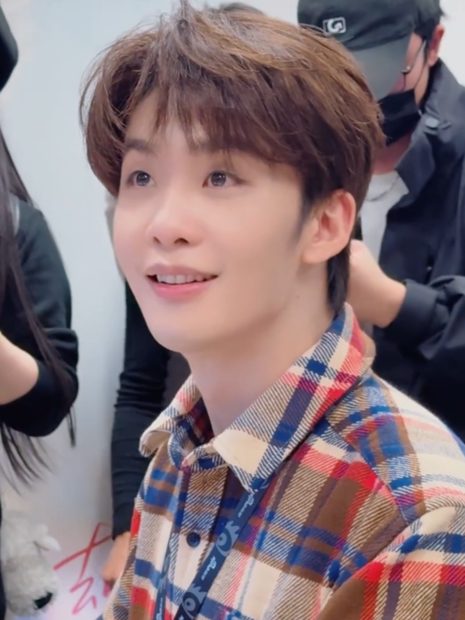 ความสายเปย์โอนตังค์ให้พนงที่ออฟฟิศคนละ50หยวน ( ประมาณ 230 บาท) ใครอยากได้ยื่นคิวอาร์โค้ดมาเลยพี่พร้อมแสกน😂 เลี้ยงโยเกิร์ตพร้อมดื่มอีกคนละแก้ว พ่อเอ๊ยยยย แล้วรอยยิ้มอะจะสดใสไปไหน ได้เห็นรอยยิ้มแล้วเหมือนได้ชาร์จแบต หลงไม่รู้จะหลงไปไหนละ จะน่ารักไปไหนอะคนเรา❤️🥺✨ #王赫野 #หวังเฮ่อเย่ #wangheye #ติ่งจีน #กําแพงเมืองจีนมันสูงเข้าแล้วออกยาก 