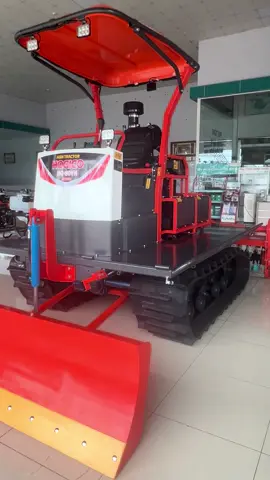 HOGICO HG-80VN/TURBO – CHẠY LÀ NGHIỀN! 🎯 Chiếc máy đang làm bà con “nghiền” nhất mùa này – HG-80VN/Turbo! Chạy khỏe – xới sâu – bám đường cực tốt. 🎥 Cảm giác đứng cạnh mà nghe tiếng động cơ thôi là muốn “chốt đơn liền tay”. 💥 Tính năng nổi bật: ⚡ Turbo mạnh mẽ – kéo khỏe mọi địa hình ⚡ Xích bám chắc – không sợ lầy ⚡ Xới tơi đất nhanh ⚡ Ủi phẳng mặt ruộng mịn như lụa ⚡ Độ bền “thách thức thời gian” Bà con nào đã chạy qua HG-80VN/Turbo rồi chắc chắn hiểu cảm giác: 👉 “Dùng một lần là ghiền luôn!” 📞 Liên hệ nhanh: 1900 1966 – 0915 664 411 (Mrs. Ngân) #HOGICO #HG80VNTurbo #MayXoiBanXich #MayNongNghiep   #creatorsearchinsights 