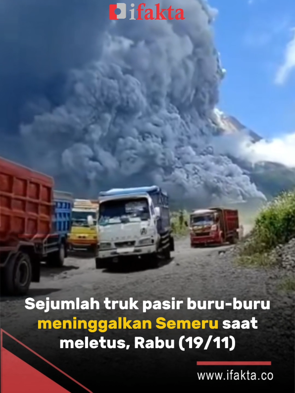 JAKARTA, ifakta.co – Gunung Semeru di Jawa Timur kembali erupsi pada Rabu (19/11/2025) sekitar pukul 16.00 WIB. Hanya satu jam setelah letusan pertama, status aktivitas vulkanik langsung dinaikkan dari Level II (Waspada) menjadi Level IV (Awas). Awan panas tercatat sudah menerjang kawasan Gladak Perak, jembatan penghubung vital antara Kabupaten Malang dan Lumajang. Kolom abu membumbung setinggi 2.000 meter di atas puncak, atau mencapai ketinggian 5.676 meter dari permukaan laut. Pusat Vulkanologi dan Mitigasi Bencana Geologi meminta masyarakat menjauhi radius 8 kilometer dari kawah dan menghindari sektor selatan–tenggara hingga jarak 20 kilometer. Warga juga diminta tidak berada di tepi aliran Besuk Kobokan dalam radius 500 meter karena potensi awan panas dan aliran lahar masih tinggi. Dalam laporan visual yang dikirimkan Kepala PVMBG Hadi Wijaya, awan panas terlihat sudah melintasi Jembatan Gladak Perak. Titik itu berjarak sekitar 13 kilometer dari puncak dan merupakan jalur utama mobilitas warga antar dua kabupaten (amy) Baca selengkapnya: www.ifakta.co #semeru  #beritaviral  #ifakta  #gunungsemeru 
