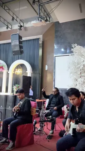 Yang terbaik bagimu Refreshband @FAISAL AZMI @Ponisaputra @Iwan mandala @ifanputraa_ @Keyboardist Roshin @benovanrmd18 • • #yangterbaikbagimu #soundsystem #soundpadang #adaband #fyp