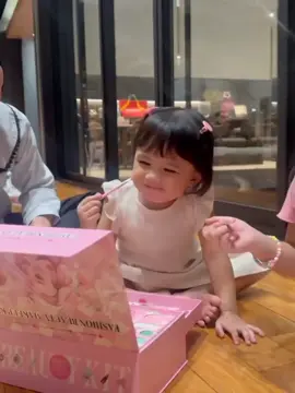 Ekspresii adee lucu bangett,kaka sampe bengong liatnya🥰🤏🏻 #ameenahannanuratta #azurahumairanuratta #aureliehermansyah10 #attahalilintar #fyp 