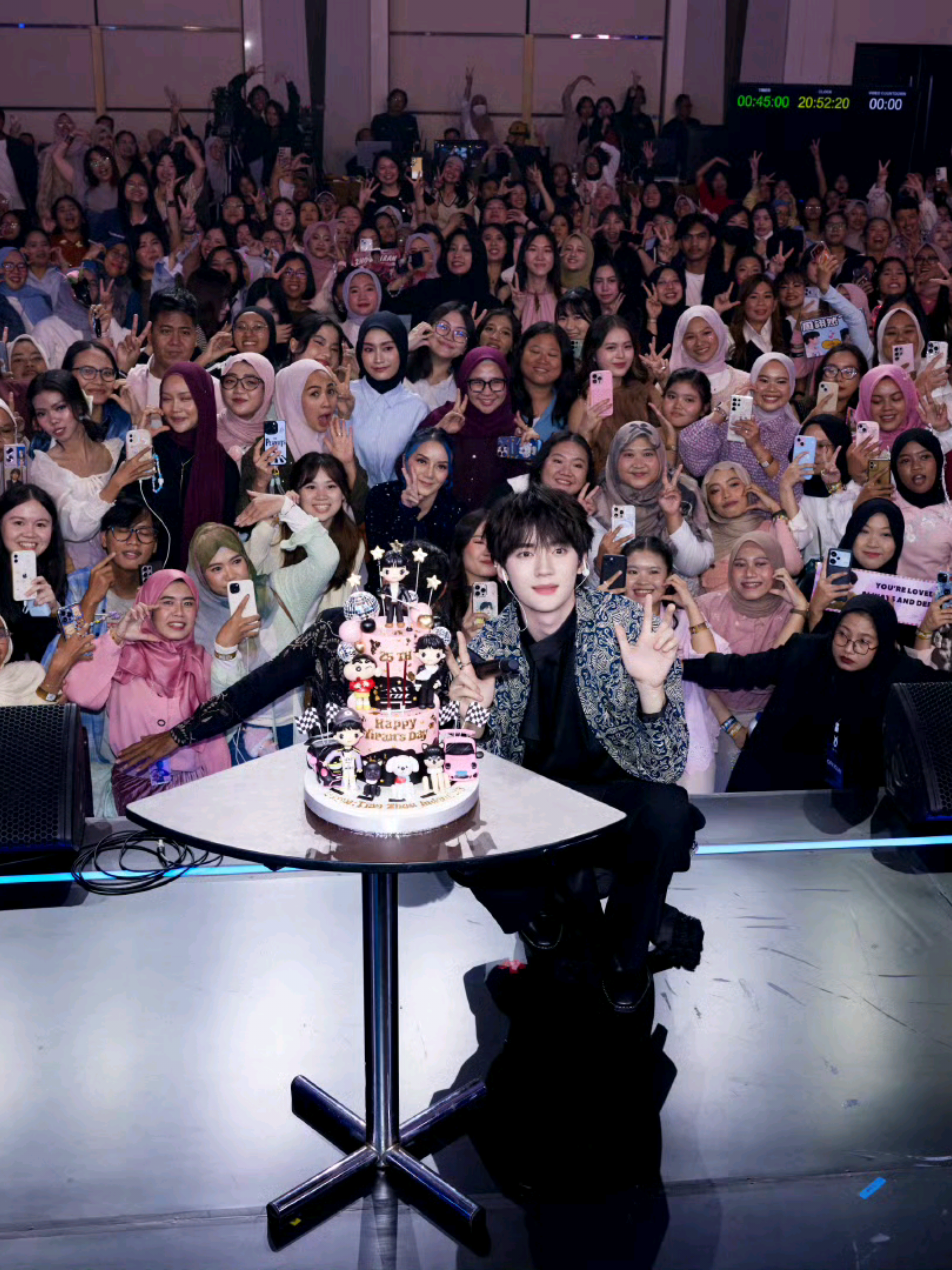 Happy birthday Zhou Yi Ran  Kamu di Rayakan di indonesia😍😍😍😍 TERIMA KASIH @WeTV Indonesia udah ngundang Zhou Yi Ran dan udah merayakan Ulang Tahunnya😍😍🥰🥰🫶🏻🫶🏻 Zhou Yi Ran tanggal lahirnya 22 November 2000 dan di rayakan di Jakarta,indonesia pada 19 November malamnya yiran sangat bahagia sampai terharu🥺🥹 #zhouyiran #zhouyiran周翊然 #wetvalwaysmore2026 #happybirthday #actorchinese 