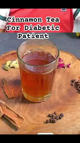 दालचिनीको मुख्य स्वास्थ्य लाभहरू (Major Health Benefits of Cinnamon): एन्टिअक्सिडेन्टले भरिएको (Loaded with Antioxidants): दालचिनीमा धेरै शक्तिशाली एन्टिअक्सिडेन्टहरू हुन्छन् जसले शरीरलाई फ्री रेडिकलहरूबाट हुने क्षतिबाट बचाउन मद्दत गर्छ। सुजन कम गर्न मद्दत गर्छ (May Help Reduce Inflammation): यसमा एन्टी-इन्फ्लेमेटरी (सुजन विरोधी) गुणहरू हुन्छन् जसले शरीरको सुजन कम गर्न सहयोग गर्न सक्छ, जुन विभिन्न पुरानो रोगहरूको जोखिम कम गर्न लाभदायक हुन्छ। मुटुको स्वास्थ्यका लागि राम्रो (Good for Heart Health): दालचिनीले कोलेस्ट्रोल (विशेष गरी खराब कोलेस्ट्रोल, LDL) र ट्राइग्लिसराइड्सको स्तर घटाउन मद्दत गर्न सक्छ, जसले मुटु रोगको जोखिम कम गर्न सक्छ। रगतमा चिनीको मात्रा नियन्त्रणमा सहयोग (Aids in Blood Sugar Control): यो मधुमेह (Diabetes) भएका वा हुने जोखिममा रहेका व्यक्तिहरूको लागि धेरै लाभदायक मानिन्छ। यसले इन्सुलिन संवेदनशीलता (Insulin Sensitivity) सुधार गरी रगतमा चिनीको मात्रा घटाउन मद्दत गर्न सक्छ। जीवाणु र फङ्गससँग लड्ने गुण (Fights Bacteria and Fungus): यसको शक्तिशाली एन्टिमाइक्रोबियल (Antimicrobial) गुणका कारण, दालचिनीले शरीरलाई विभिन्न ब्याक्टेरिया र फङ्गल संक्रमणहरूबाट बचाउन मद्दत गर्न सक्छ। पाचनमा सुधार (Improves Digestion): यसले पाचन प्रणालीलाई स्वस्थ राख्न र पाचन सम्बन्धी समस्याहरूमा राहत दिन मद्दत गर्दछ। नेपाली परम्परामा प्रयोग (Use in Nepali Tradition): नेपालमा दालचिनीलाई चिया (Masala Chiya), मासुका परिकार (Curries), र मसाला (Spice blends) मा सुगन्ध र स्वादका लागि प्रयोग गरिन्छ। रुघाखोकी लाग्दा यसको टुक्रालाई पानीमा उमालेर मह (Honey) मिसाएर पिउने चलन पनि छ, जसले श्वासप्रश्वास सम्बन्धी समस्याहरूमा राहत दिन सक्छ। नोट: माथि उल्लेखित लाभहरू सामान्य जानकारीका लागि हुन्। यदि तपाईं कुनै पनि स्वास्थ्य अवस्थाको लागि दालचिनीलाई औषधिको रूपमा प्रयोग गर्ने विचार गर्दै हुनुहुन्छ भने, कृपया स्वास्थ्यकर्मीसँग परामर्श लिनुहोस्। दालचिनीको दुई मुख्य प्रकार - सिलोन (Ceylon) र क्यासिया (Cassia) मध्ये, क्यासियामा 'कौमारिन' (Coumarin) नामक रसायनको मात्रा बढी हुन सक्छ, जसको अत्यधिक सेवनले कलेजोमा समस्या ल्याउन सक्छ। त्यसैले, यसको सेवन सन्तुलित मात्रामा गर्नुपर्छ।