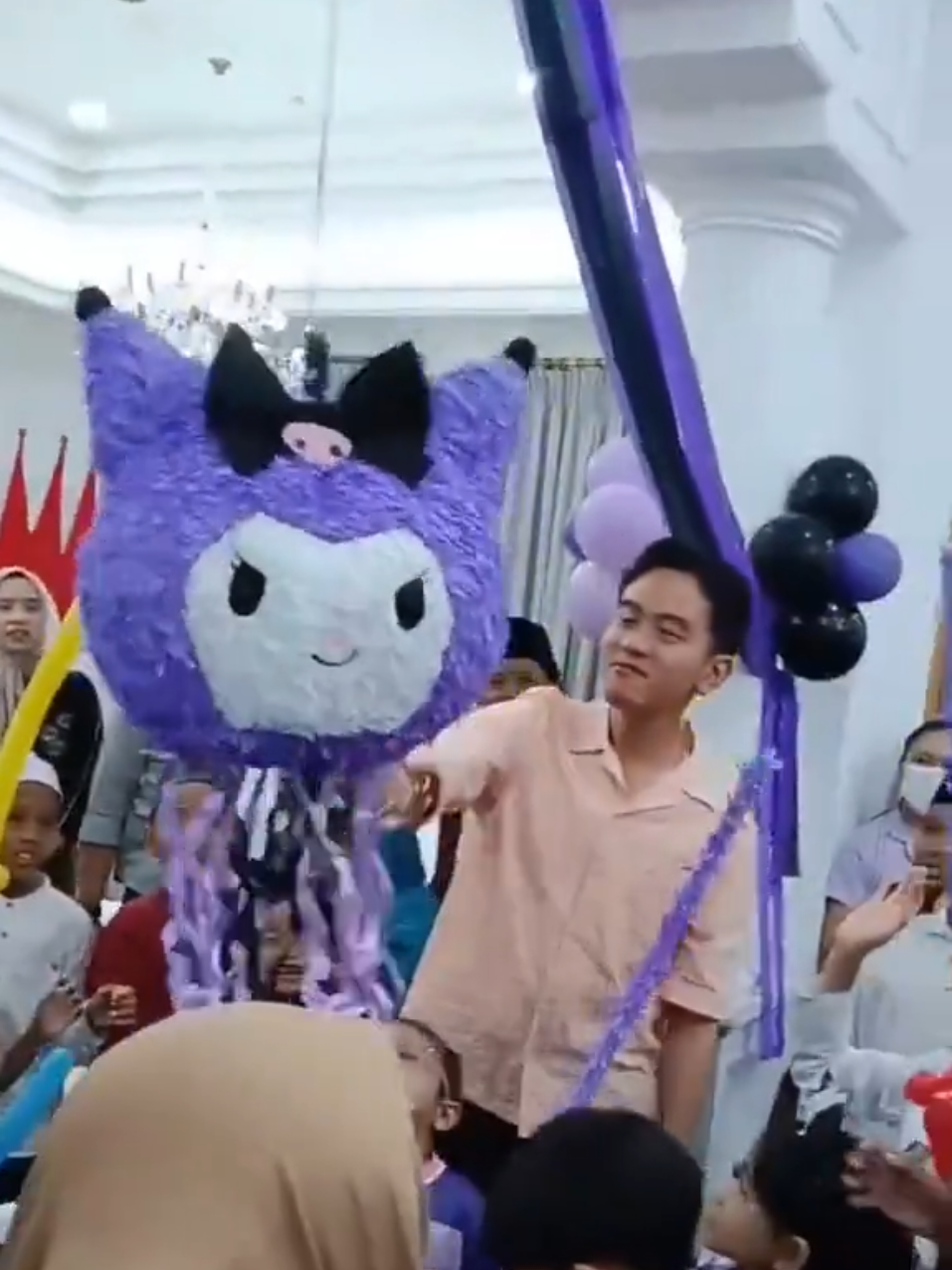 WAPRES SEDANG MENGHIBUR ANAK-ANAK ATAU ANAK-ANAK SEDANG MENGHIBUR WAPRES INI YA? #gibran #wapres #fyp 