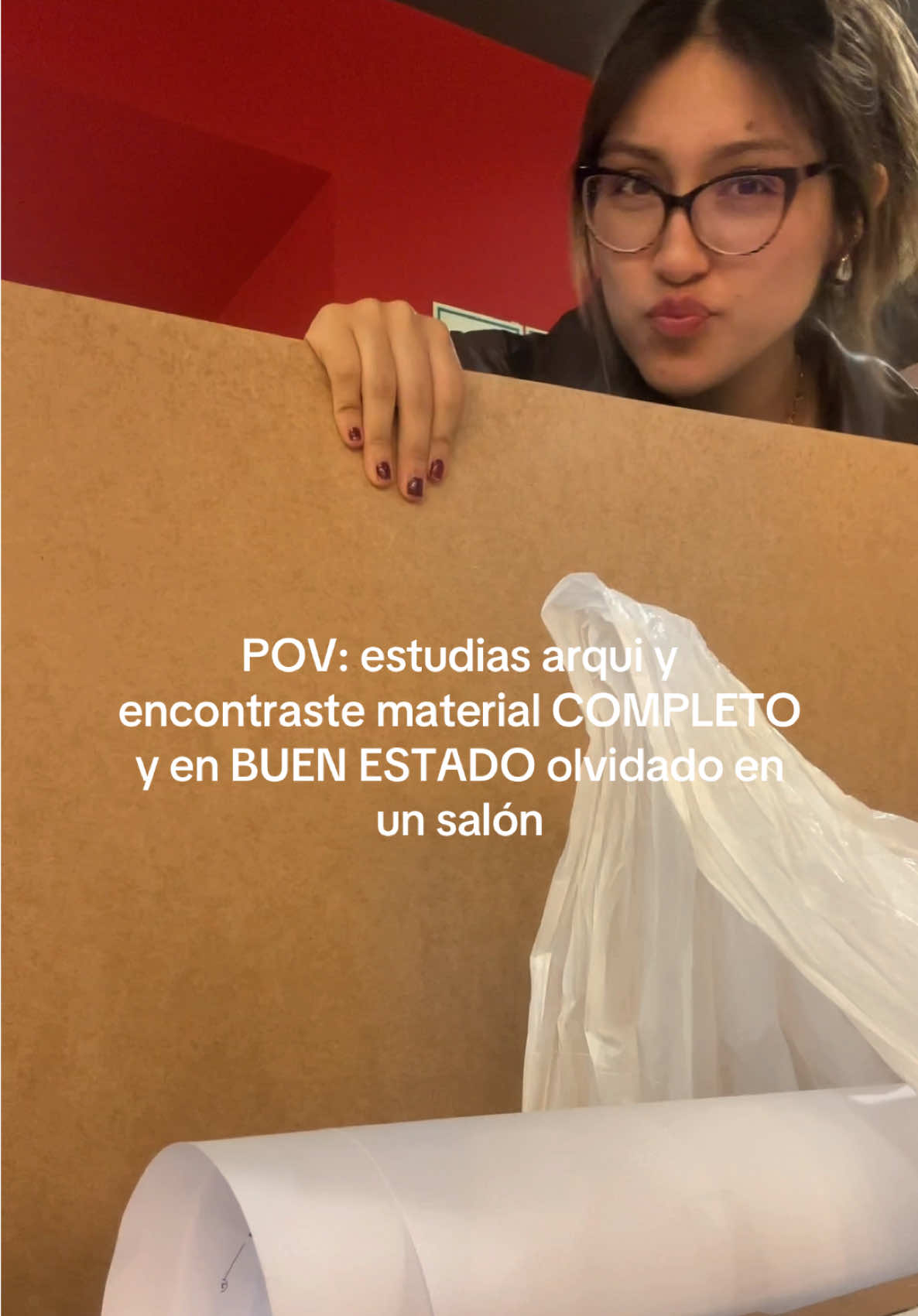 Que buen día para ser feliz (dejaron un trupan y cartón plast AMÉN) 🙌🏻 🥳 🎀 #arquitectura #universidad #lima 