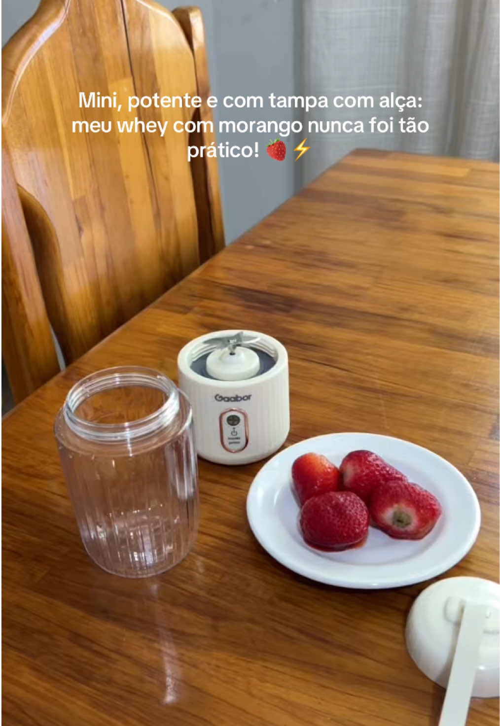 Mini liquidificador pocket: fiz meu whey com morango em segundos! 🍓💪 E ainda vem com tampa com alça pra levar pra qualquer lugar! ✨ #pocket #miniliquidificador #liquidificadorportatil 