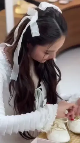 How can we buy that specific pair? 🤔 #srchafreen #beckyarmstrong #freenbecky 