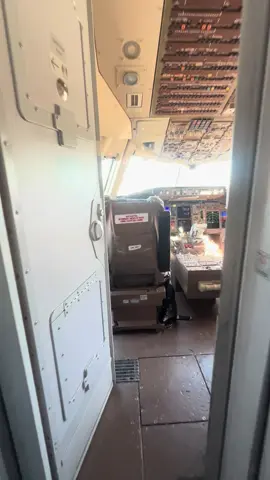 Boeing 767-200 freighter tour. It is a good looking bird 🫡🚀 #flightdeck #b767200 #fyp #aviation #boeing 