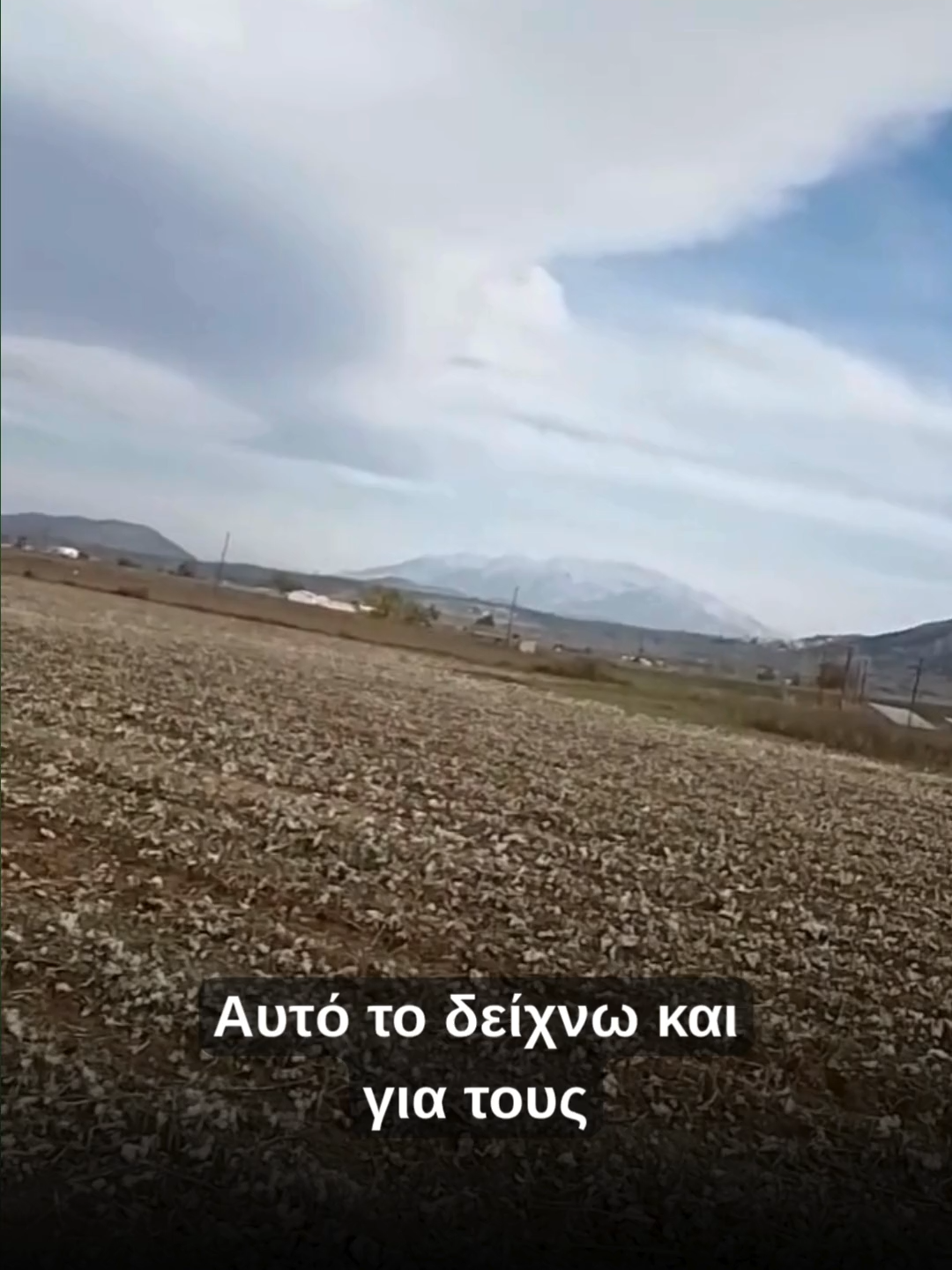 💸 Εξευτελιστική τιμή παραγωγού στο βαμβάκι – στα 0,34€/κιλό! Οι αγρότες αρνούνται να μαζέψουν το προϊόν δεύτερο χέρι, καθώς όπως τονίζουν δεν βγαίνουν οικονομικά. Με τα έξοδα καλλιέργειας και συγκομιδής, η τιμή αυτή είναι κάτω από κάθε όριο βιωσιμότητας. Ο Λουκάς Βούλγαρης, αντιπρόεδρος του Α.Σ. Λιβαδιάς, εξηγεί στο βίντεο γιατί οι παραγωγοί διαμαρτύρονται και κατεβαίνουν στους δρόμους. Οι καλλιεργητές ζητούν δίκαιη τιμή που να καλύπτει το κόστος και να δίνει ένα μέλλον στον κλάδο. 🌱 Το βαμβάκι κινδυνεύει να μείνει στα χωράφια, αν δεν αλλάξει άμεσα η κατάσταση. 🔗 Δείτε το βίντεο και διαβάστε περισσότερα: www.ellinasagrotis.gr