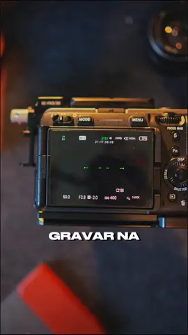 Gravar na horizontal ou direitamente na vertical? Essa é uma dúvida que sempre rola por aqui.  A dica é simples só colocar uma marcação na tela no formato 9:16 para que o seu enquadramento se mantenha certinho e na edição é só exportar no formato que achar melhor. #dicasony #producao #videomaker