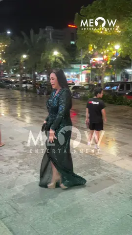 Cindy Thái Tài diện đầm đuôi cá, xuất hiện tại buổi ra mắt phim Cưới Vợ Cho Cha của vợ chồng siêu mẫu Xuân Lan #MeowEntertainment #TikTokGiaiTri #MeowNetwork #CuoiVoChoCha 
