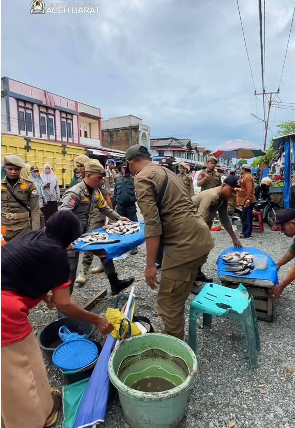 Sambut Adipura‼️ Petugas gabungan yang terdiri dari Satpol PP dan WH, DLHK, PUPR, Dishub, UPTD, TNI dan Polri melakukan penertiban terhadap pedagang kaki lima yang berjualan di pinggir Jalan Daud Dariyah, Pasar Bina Usaha Meulaboh, Aceh Barat, Rabu (19/11/2025). #fyp #bupatiacehbarat ##adipura#acehbarat #kurdi 
