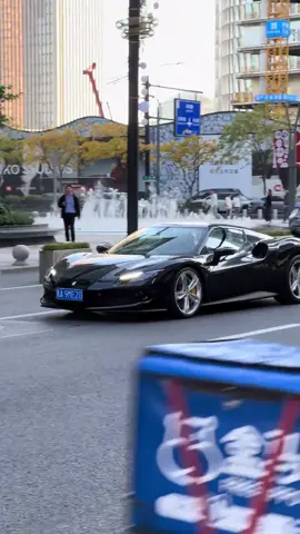 Nếu bạn không thể chinh phục được chàng trai mình thích, hãy để Ferrari làm điều đó thay bạn. Cô gái lái Ferrari, ai nhìn thấy mà chẳng động lòng? **#ferrarisf90 #mixchangzhou 