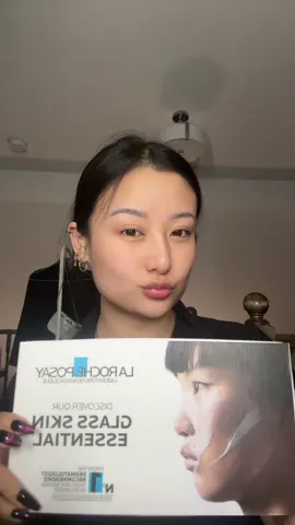 The surprising secret for glass skin? It's the La Roche-Posay Cicaplast Baume B5! I use this as my final step to lock in all my hydration for a luminous, protected, and truly reflective finish. #LaRochePosay #Cicaplast #GlassSkinEssential #FrenchPharmacy #BaumeB5  @La Roche-Posay 