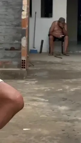 MACAÚBAS – BA, POLÍCIA MILITAR DA 4ª CIPM EVITA AÇÃO DE HOMEM EM ESTADO ALTERADO DE CONSCIÊNCIA  Na manhã de quarta-feira, 19.11.2025, a Polícia Militar foi solicitada para realizar uma averiguação em uma residência, pois no local haveria um homem em estado alterado de consciência, apresentando descontrole emocional, no interior do imóvel.  Durante a crise, o homem portando uma faça, um falcão e uma corda tentou tirar sua própria vida, sendo necessária intervenção dos militares para garantir a segurança e preservação da vida. A Polícia Militar frequentemente atua em diversas situações de crise.  No local, a guarnição do 4ª CIPM comandada pelo Capitão Figueiredo aproximou-se do imóvel com o intuito de estabelecer diálogo com o homem, no decorrer das negociações foi necessário realizar o adentramento no imóvel pela parte do fundo. Em um descuido do cidadão ele foi neutralizado, vez que era eminente o risco de morte, pois o autor estava em total descontrole emocional. Os Macaubenses estão se sentindo protegidos pelo excelente trabalho realizado pela Policia Militar sobre o comando do Major Nobre. Nosso blog também não poderia deixar de agradecer ao excelente trabalho da Equipe de Inteligência da 4ª CIPM Macaúbas que faz um trabalho nos bastidores sem aparecer... parabéns... BACIA DO PARAMIRIM MAIS SEGURA, 4ª CIPM, UMA FORÇA A SERVIÇO DO CIDADÃO! Siga nosso Tik Tok e assista vídeos interessantes... https://www.tiktok.com/@jovanesalessilva