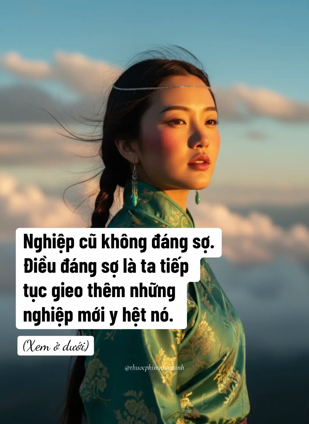 Bạn đã bao giờ tự hỏi… tại sao một nỗi buồn cũ lại có thể trở về dưới hình dạng mới? Tại sao dù đã cố đổi môi trường, đổi công việc, đổi người bên cạnh… nhưng những tổn thương vẫn lặp lại cùng một cách? Người ta hay nói đó là số phận. Nhưng kỳ thực, đó là những dấu chân vô thức mà bạn lặp đi lặp lại suốt bao năm - những dấu chân mà bạn chưa bao giờ ngừng lại để nhìn xem chúng đang đưa mình về đâu. Có một câu nói rất thấm: “Nghiệp không trói buộc bạn. Nghiệp chỉ phản chiếu những điều bạn nuôi dưỡng lâu nay.” Bạn gieo nghiệp bằng những thứ nhỏ bé nhất: một lần giận dữ không kìm lại, một lần tổn thương không chịu chữa lành, một lần nghi ngờ không chịu gỡ bỏ. Từng chút một, bạn tưới tắm cho chúng mỗi ngày bằng thói quen cũ. Và rồi một ngày, chúng nở thành quả đắng khiến bạn tưởng như “định mệnh đang trêu ngươi mình”. Nhưng không phải. Quả chỉ đến từ hạt giống. Và hạt giống đến từ chính bạn. Bạn khổ lặp đi lặp lại vì bạn phản ứng theo cùng một kiểu: giận thì buông lời làm đau người khác, sợ thì trốn tránh, cô đơn thì bám víu nhầm nơi. Bạn tiếp tục sống bằng những mô thức cũ và đời tiếp tục gửi đến những hoàn cảnh cũ để bạn… học lại bài cũ. Khổ đâu phải định mệnh. Khổ là bài học bạn chưa chịu học. Có khi bạn nghĩ mình mạnh mẽ vì chịu đựng giỏi, nhưng sức mạnh thật sự đôi khi nằm ở việc dám dừng lại và hỏi: “Mình có đang lặp lại chính mình không?” Giận thì giận từ nhiều năm trước. Buồn thì buồn từ những điều đã cũ.Yêu sai người này rồi đến người khác, nhưng nỗi sợ bị bỏ rơi thì vẫn một. Càng chạy trốn, bạn càng quay về đúng vòng tròn quen thuộc. Giống như người cứ đi mãi trên con đường đầy sỏi đá dù đã thay giày bao nhiêu lần, bàn chân vẫn rớm máu như cũ. Bởi vấn đề không nằm ở đôi giày. Nó nằm ở con đường bạn chọn. Bạn muốn thoát vòng lặp?Hãy bắt đầu từ trong chính mình. Chẳng cần lý thuyết lớn lao, chỉ cần ba điều: 1. Nhìn lại. Không chạy nữa. Không đổ lỗi nữa. Hãy ngồi xuống và nhìn thẳng vào những thói quen đang làm bạn đau. Bạn giận điều gì? Bạn sợ điều gì? Bạn kỳ vọng điều gì từ người khác mà chính bạn cũng không tự làm được? 2. Chuyển hóa. Thay vì tưới cho hạt giống xấu, hãy gieo hạt lành: giận đổi thành từ bi, ích kỷ đổi thành sẻ chia, nắm chặt đổi thành buông nhẹ. Một thay đổi nhỏ mỗi ngày - chính là cách bạn viết lại nghiệp của mình. “Hành động hôm nay là nghiệp của ngày mai. Và nghiệp của hôm nay là kết quả của hôm qua.” 3. Buông bỏ. Buông không phải là thua cuộc. Buông là giải thoát mình khỏi những xiềng xích vô hình mà bạn đã tự đeo suốt nhiều năm. Khổ đau đến rồi đi - đừng giữ nó ở lại bằng cách nhớ hoài, nhắc hoài. Bạn không thể bước về phía trước nếu tay vẫn giữ chặt quá khứ. Cuối cùng, hãy nhớ điều này - câu mà ai hiểu rồi sẽ sống nhẹ như mây: “Nghiệp không phải án chung thân. Nghiệp chỉ là những gì bạn từng làm và bạn luôn có quyền làm khác đi.” Khi bạn đổi một suy nghĩ, một thói quen, một phản ứng… vòng tròn cũ tự khắc vỡ ra. Và khi đó, mỗi ngày bạn sống không còn là sự lặp lại của nỗi khổ mà là từng bước an nhiên… trên con đường giải thoát của chính bạn 🌿🌷 #thuocphimnhansinh  #chualanh  #trietlycuocsong  #trietlyphatgiao  #minhtrietnhansinh 