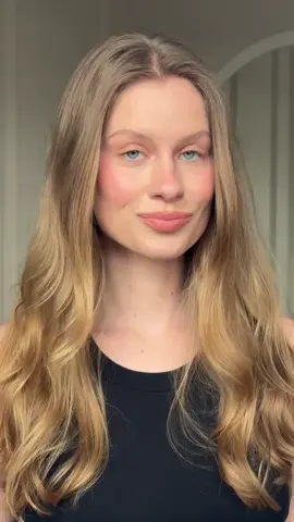 Protetor Solar Ollie em Bastão – Praticidade e proteção em cada aplicação O Protetor Solar Ollie em Bastão foi desenvolvido para quem busca proteção rápida, prática e sem meleca no dia a dia. Com textura leve e acabamento invisível, ele desliza suavemente sobre a pele, garantindo FPS alto e defesa contra os raios UVA e UVB, além da luz visível. Perfeito para levar na bolsa, ele permite reaplicação fácil, sem precisar encostar os dedos no rosto. Ideal para atividades ao ar livre, maquiagem, passeios e rotina corrida. #shopee #ollie