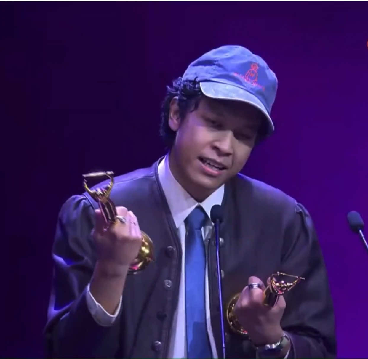 Kau selamatkan aku dan ku menyelamatkanmu. Bangga lewati denganmu hari ini🥹🕊🤍@Baskara Putra / Hindia @Team Hindia #hindia #baskaraputra #doves25onblankcanvas #amiawards2025 #teamhindia 