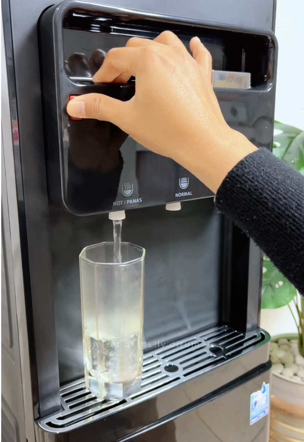 Galon bawah, fitur lengkap, harga tetap ramah di kantong. Yang mau dispenser praktis dan estetik, langsung cek keranjang kiri bawah  #dispenser #dispenserair #arashi #dispensergalon 